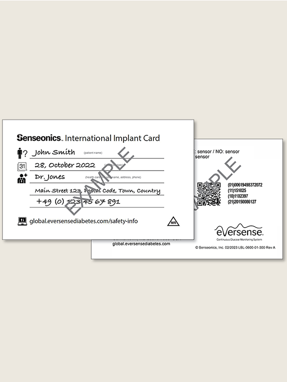 Eversense-anv&auml;ndare f&auml;ster en CGM-s&auml;ndare p&aring; sin &ouml;verarm, i en n&auml;rbild.